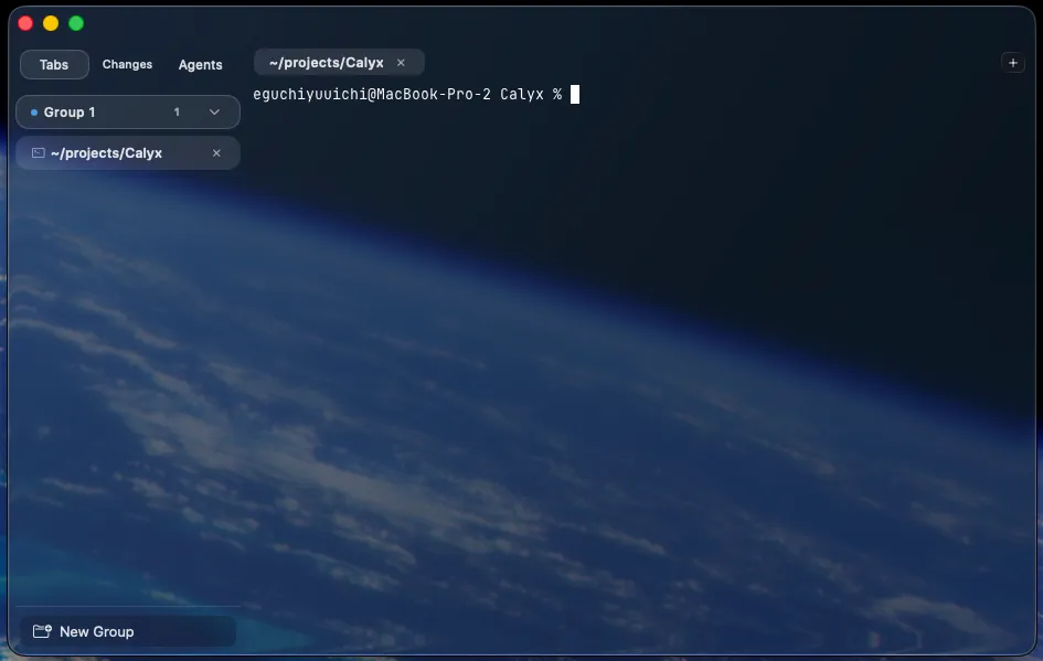 ターミナルのペイン 1 つとタブのサイドバーが見える Calyx のウィンドウ。半透明のウィンドウ越しにデスクトップの壁紙が透けている。